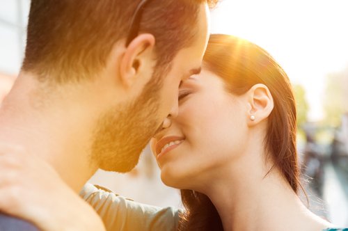 キスの効果5つ 科学的な結果に驚愕 思わず今すぐキスしたくなる Coicuru