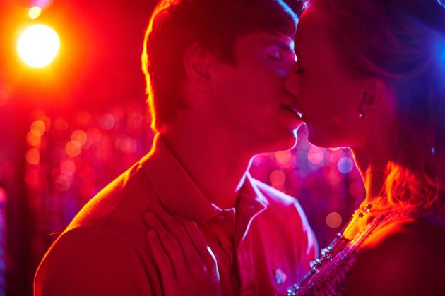 酔ってキスしてきた男の心理 酔った勢いでされたキスの意味5選 Coicuru