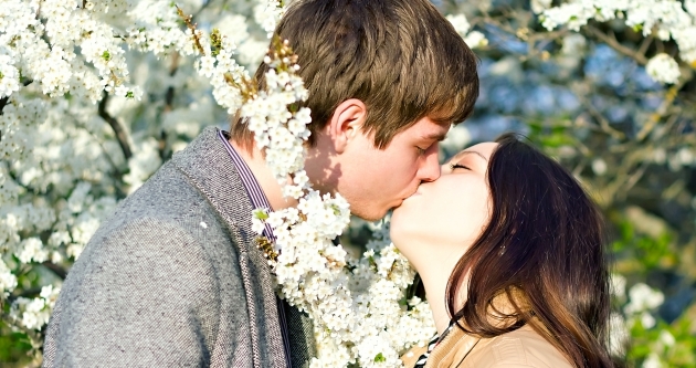 「キスして」言葉にしなくても好きな人からキスされる方法│彼氏・彼女、恋愛の悩みならコイクル